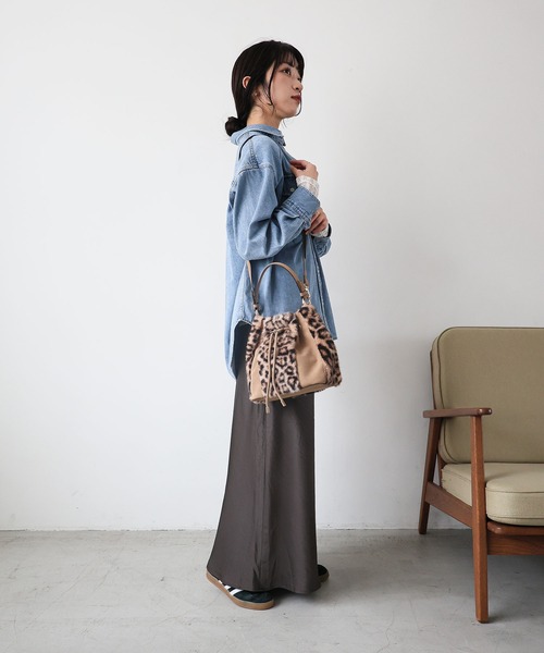 MIAN (ミアン)の「切り替え巾着2wayショルダーバッグ(ショルダーバッグ・レディース・チャコール/アイボリー/ブラウン・FREE)」の11枚目の写真