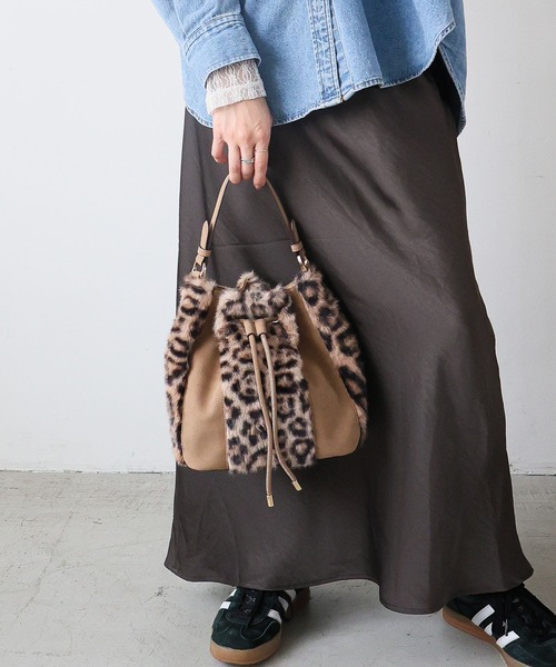 MIAN (ミアン)の「切り替え巾着2wayショルダーバッグ(ショルダーバッグ・レディース・チャコール/アイボリー/ブラウン・FREE)」の10枚目の写真