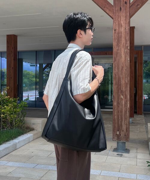MUSINSA STANDARD（ムシンサスタンダード）の「シンセティックレザー スクエアショルダーバッグ [ブラック]（トートバッグ・メンズ・その他・F）」の15枚目の写真