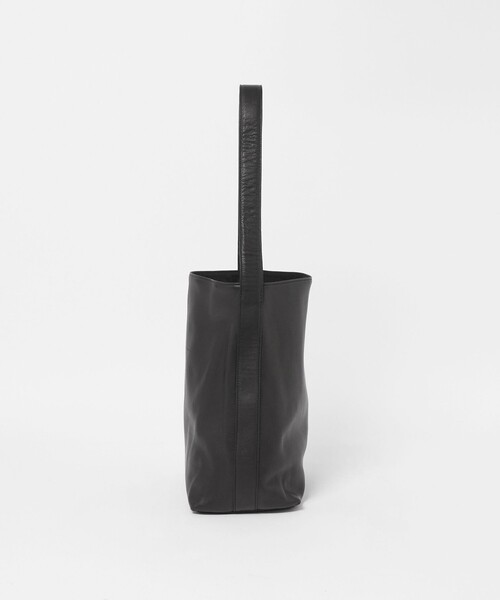 UNITED ARROWS(ユナイテッドアローズ)の「UNFINISHED LEATHER/アンフィニッシュドレザー ワンショルダーバッグ(ショルダーバッグ・メンズ・ブラック・FREE)」の2枚目の写真
