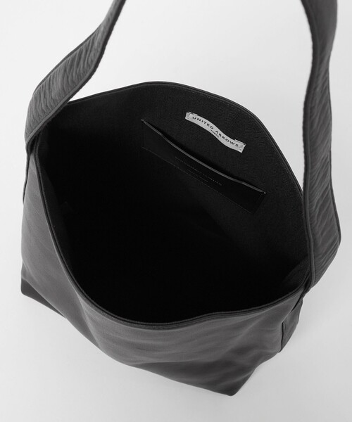 UNITED ARROWS(ユナイテッドアローズ)の「UNFINISHED LEATHER/アンフィニッシュドレザー ワンショルダーバッグ(ショルダーバッグ・メンズ・ブラック・FREE)」の7枚目の写真