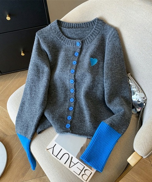 SEU(エスイーユー)の「配色リブハート刺繍ニットカーディガン 長袖 【オフィスカジュアル】【きれいめカジュアル】 レディース韓国風 春服 秋服 冬服(カーディガン/ボレロ・レディース・レッド/ブルー/ネイビー・フリー)」の8枚目の写真