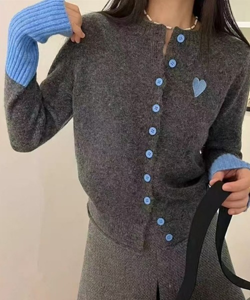 SEU(エスイーユー)の「配色リブハート刺繍ニットカーディガン 長袖 【オフィスカジュアル】【きれいめカジュアル】 レディース韓国風 春服 秋服 冬服(カーディガン/ボレロ・レディース・レッド/ブルー/ネイビー・フリー)」の4枚目の写真