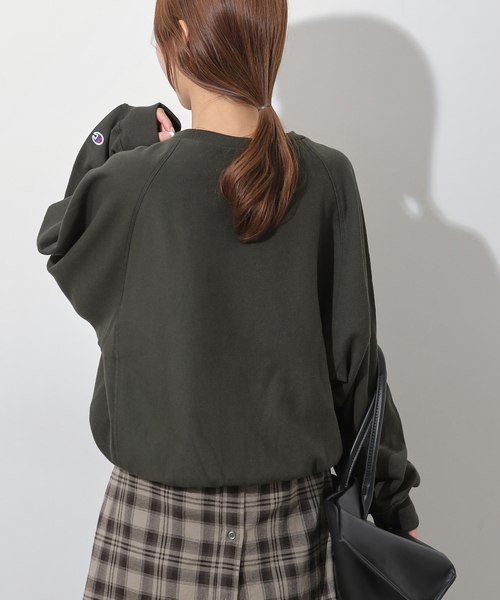 Champion(チャンピオン)の「《追加/新色》別注【Champion/チャンピオン】RW10oz RAGLAN CN SWEAT(スウェット・レディース・ブラウン/ブラック系その他/ホワイト×ホワイト・MEDIUM)」の10枚目の写真