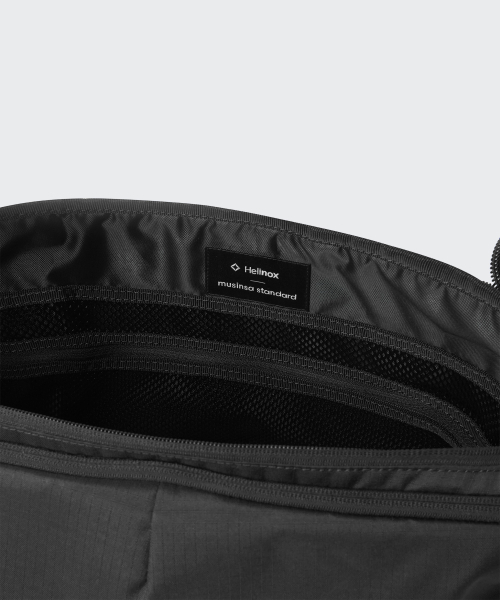 MUSINSA STANDARD（ムシンサスタンダード）の「[Helinox Collaboration] デュラブルメッセンジャーバッグ [ブラック]（メッセンジャーバッグ・レディース・その他・FREE）」の10枚目の写真
