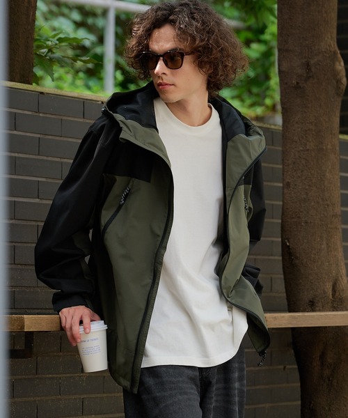 ragged mountain（ラギットマウンテン）の「【RAGGED MOUNTAIN/ラギットマウンテン】【撥水・防風・ストレッチ性を兼ね備えた高機能パーカー】CHESHIRE マウンテンパーカー 耐水10,000mm STORMRESISTANCE 高機能生地 オーバーサイズ タウンユース アウトドア ユニセックス（マウンテンパーカー・メンズ・グリーン/ブラック/ホワイト・MEDIUM/LARGE/X-LARGE）」の18枚目の写真