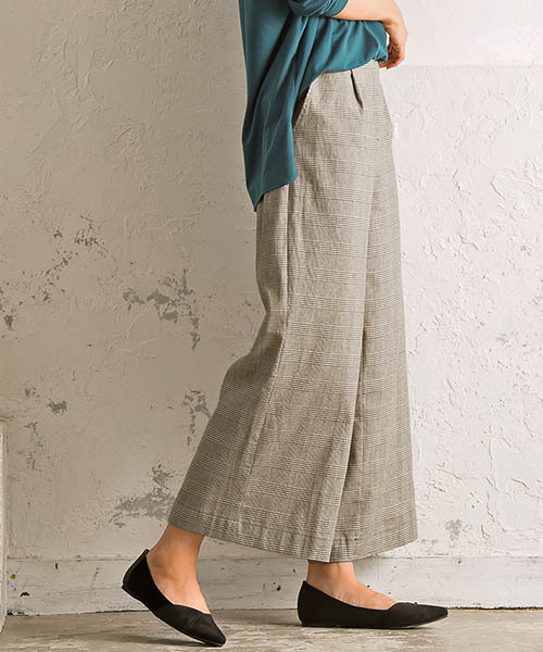 Pierrot(ピエロ)の「360°美脚見え ワイドパンツフルレングス センタープレス(その他パンツ・レディース・ホワイト/ブルー/ライトカーキ/グレイッシュベージュ/グレー/モカ/ブルーグリーン/スモークピンク/チャコール/ブラック/グリーン/ホワイト系その他/ネイビー/サンドベージュ/ピンクベージュ/ブラック系その他/ブラウン系その他/パープル系その他/キャメル/ブルー系その他/ベージュ系その他/グリーン系その他/ラベンダー/イエロー/テラコッタ/イエロー系その他/ベージュ系その他2/ブルーパープル/ブラウン系その他2/ピンク系その他・L/M)」の9枚目の写真