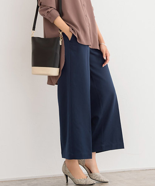 Pierrot(ピエロ)の「360°美脚見え ワイドパンツフルレングス センタープレス(その他パンツ・レディース・ホワイト/ブルー/ライトカーキ/グレイッシュベージュ/グレー/モカ/ブルーグリーン/スモークピンク/チャコール/ブラック/グリーン/ホワイト系その他/ネイビー/サンドベージュ/ピンクベージュ/ブラック系その他/ブラウン系その他/パープル系その他/キャメル/ブルー系その他/ベージュ系その他/グリーン系その他/ラベンダー/イエロー/テラコッタ/イエロー系その他/ベージュ系その他2/ブルーパープル/ブラウン系その他2/ピンク系その他・L/M)」の19枚目の写真