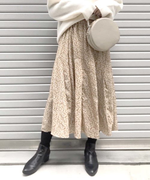 Cheek（チーク）の「《WEB限定》小花柄フレアスカート（スカート・レディース・ホワイト/ブラック/レッド/マスタード・MEDIUM）」の3枚目の写真