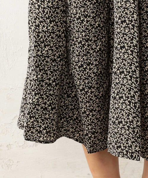 Cheek（チーク）の「《WEB限定》小花柄フレアスカート（スカート・レディース・ホワイト/ブラック/レッド/マスタード・MEDIUM）」の16枚目の写真