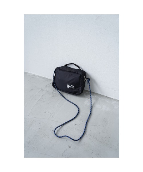 YARD PLUS(ヤードプリュス)の「BACH 260D Baby Rip Nylon Accessorie Bag(ショルダーバッグ・メンズ・ブラック×ブルー・FREE)」の1枚目の写真