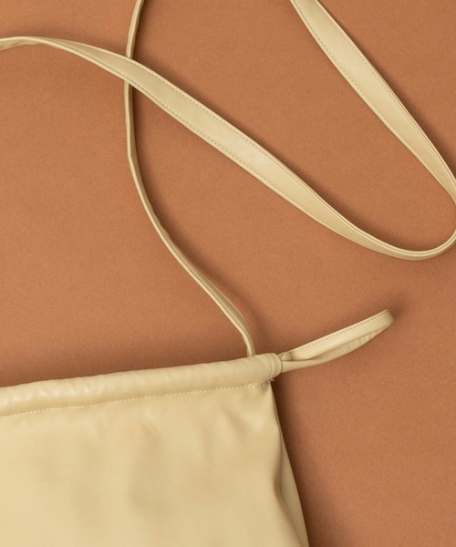 MAISON SPECIAL（メゾンスペシャル）の「Vegan Leather 2way Purse Small Bag/ヴィーガンレザー2WAY巾着バッグ（ショルダーバッグ・レディース・ブラック/ブラウン/イエロー/グリーン/ブルー/ライトグリーン/シルバー/ターコイズブルー/ダークグリーン/ピンク/ホワイト/ゴールド・FREE）」の16枚目の写真