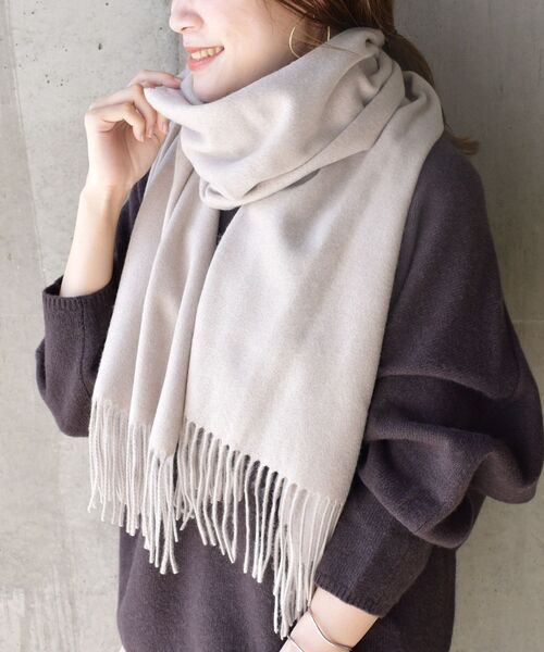 SHIPS（シップス）の「ソリッドカシミヤストール 20FW◇（ストール/ショール・レディース・ブラック/ライトグレー/ベージュ/スカイブルー/ピンク・ONE SIZE）」の4枚目の写真