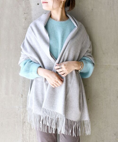 SHIPS（シップス）の「ソリッドカシミヤストール 20FW◇（ストール/ショール・レディース・ブラック/ライトグレー/ベージュ/スカイブルー/ピンク・ONE SIZE）」の3枚目の写真