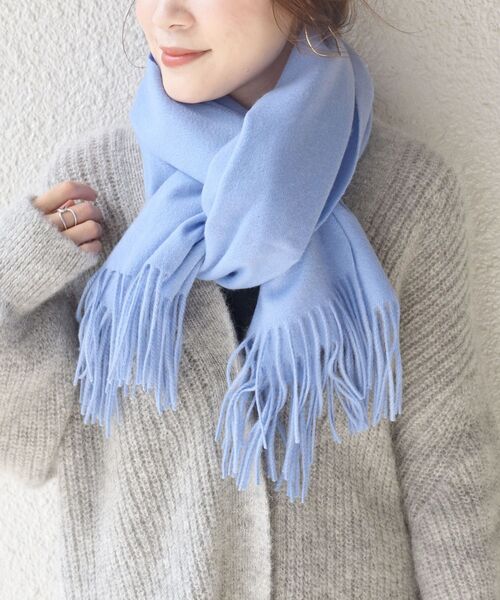 SHIPS（シップス）の「ソリッドカシミヤストール 20FW◇（ストール/ショール・レディース・ブラック/ライトグレー/ベージュ/スカイブルー/ピンク・ONE SIZE）」の5枚目の写真