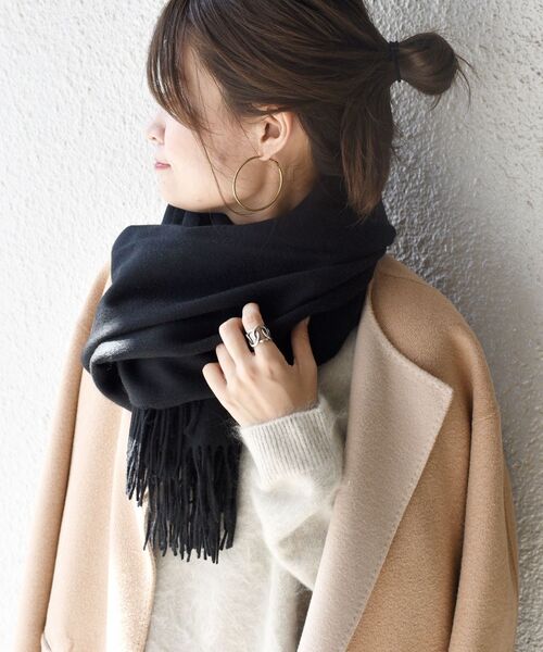 SHIPS（シップス）の「ソリッドカシミヤストール 20FW◇（ストール/ショール・レディース・ブラック/ライトグレー/ベージュ/スカイブルー/ピンク・ONE SIZE）」の2枚目の写真
