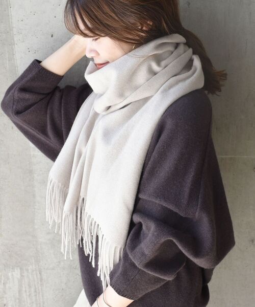 SHIPS（シップス）の「ソリッドカシミヤストール 20FW◇（ストール/ショール・レディース・ブラック/ライトグレー/ベージュ/スカイブルー/ピンク・ONE SIZE）」の7枚目の写真