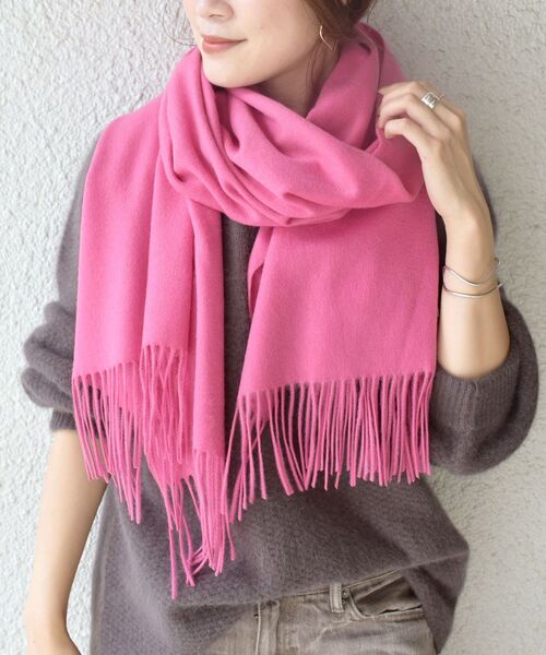SHIPS（シップス）の「ソリッドカシミヤストール 20FW◇（ストール/ショール・レディース・ブラック/ライトグレー/ベージュ/スカイブルー/ピンク・ONE SIZE）」の8枚目の写真