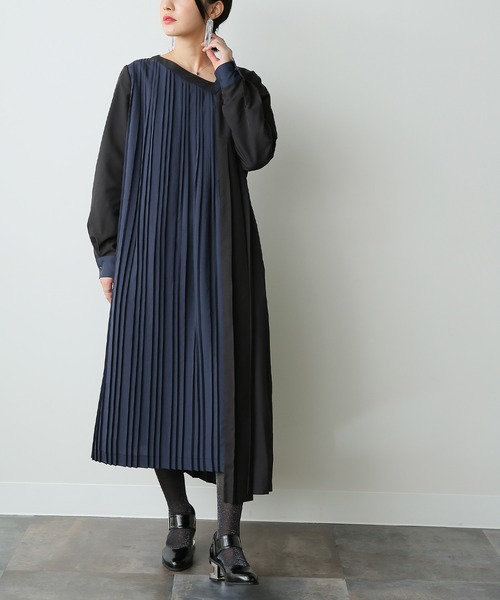 kOhAKU（コハク）の「『バイカラーアシメプリーツワンピース』（ワンピース・レディース・ブラック・1/2）」の2枚目の写真