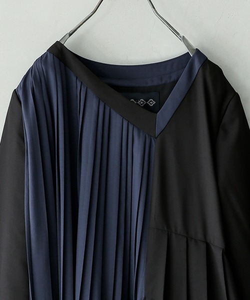 kOhAKU（コハク）の「『バイカラーアシメプリーツワンピース』（ワンピース・レディース・ブラック・1/2）」の19枚目の写真