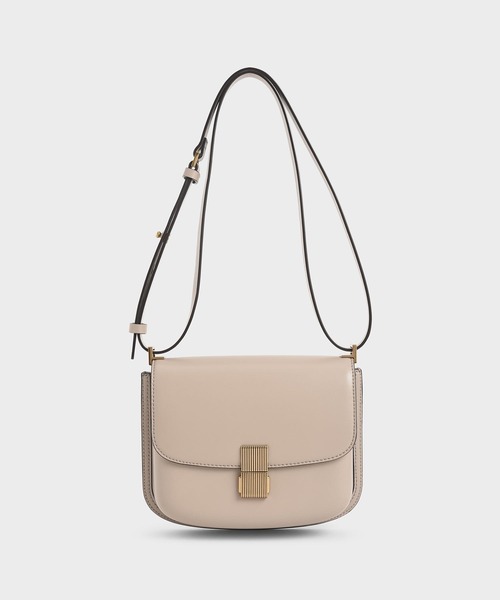 CHARLES & KEITH(チャールズ & キース)の「メタリックプッシュロック ショルダーバッグ / Metallic Push-Lock Shoulder Bag(ショルダーバッグ・レディース・ライトピンク/グリーン/ブラック/サンドベージュ・M)」の4枚目の写真