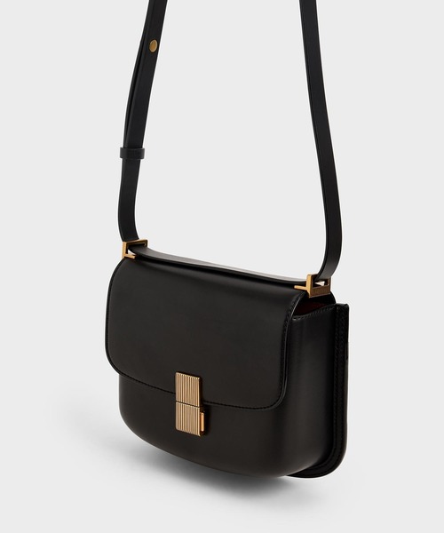 CHARLES & KEITH(チャールズ & キース)の「メタリックプッシュロック ショルダーバッグ / Metallic Push-Lock Shoulder Bag(ショルダーバッグ・レディース・ライトピンク/グリーン/ブラック/サンドベージュ・M)」の6枚目の写真
