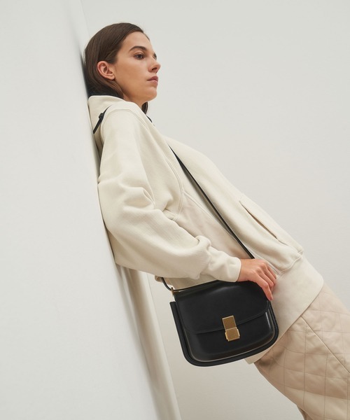 CHARLES & KEITH(チャールズ & キース)の「メタリックプッシュロック ショルダーバッグ / Metallic Push-Lock Shoulder Bag(ショルダーバッグ・レディース・ライトピンク/グリーン/ブラック/サンドベージュ・M)」の7枚目の写真