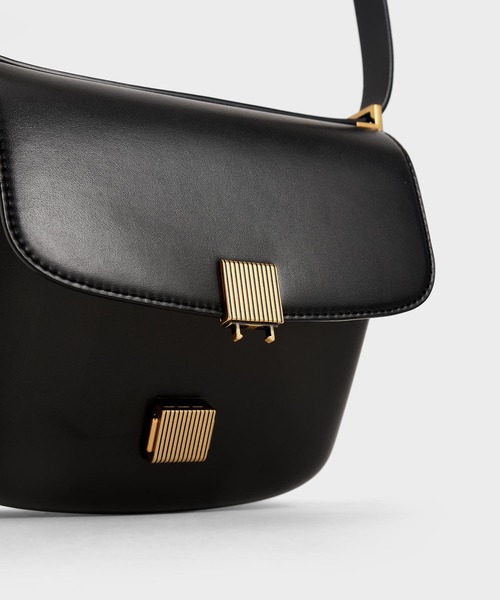 CHARLES & KEITH(チャールズ & キース)の「メタリックプッシュロック ショルダーバッグ / Metallic Push-Lock Shoulder Bag(ショルダーバッグ・レディース・ライトピンク/グリーン/ブラック/サンドベージュ・M)」の8枚目の写真