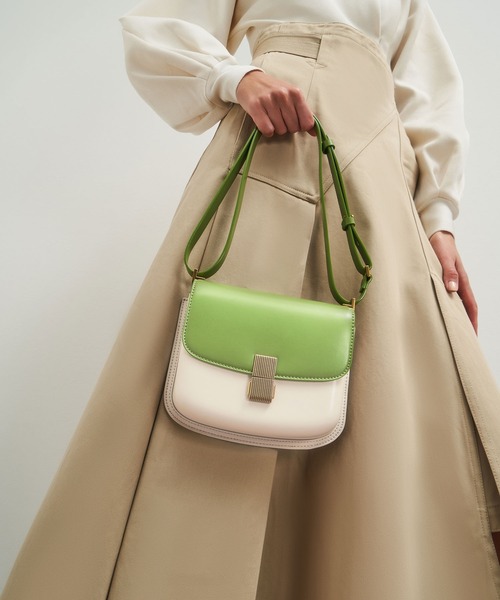 CHARLES & KEITH(チャールズ & キース)の「メタリックプッシュロック ショルダーバッグ / Metallic Push-Lock Shoulder Bag(ショルダーバッグ・レディース・ライトピンク/グリーン/ブラック/サンドベージュ・M)」の19枚目の写真