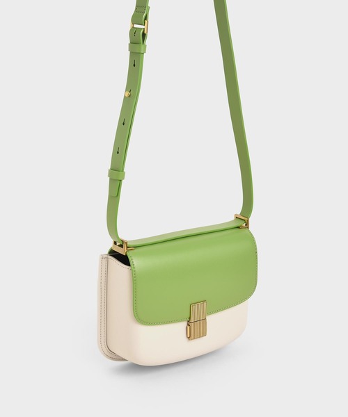 CHARLES & KEITH(チャールズ & キース)の「メタリックプッシュロック ショルダーバッグ / Metallic Push-Lock Shoulder Bag(ショルダーバッグ・レディース・ライトピンク/グリーン/ブラック/サンドベージュ・M)」の20枚目の写真