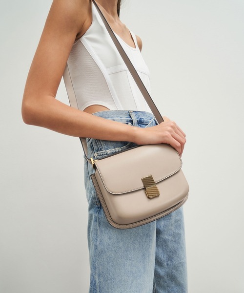 CHARLES & KEITH（チャールズ & キース）の「メタリックプッシュロック ショルダーバッグ / Metallic Push