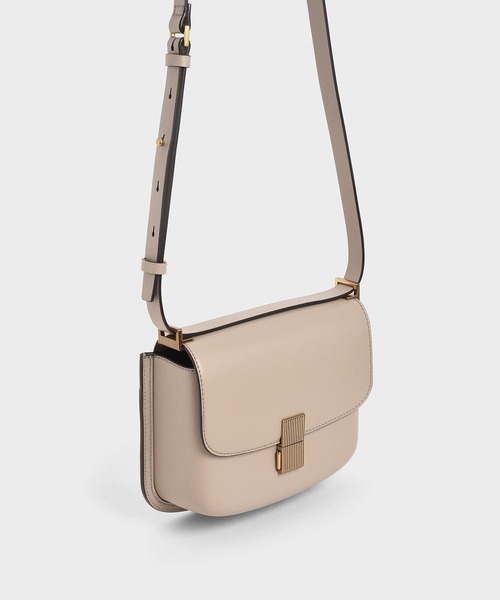 CHARLES & KEITH(チャールズ & キース)の「メタリックプッシュロック ショルダーバッグ / Metallic Push-Lock Shoulder Bag(ショルダーバッグ・レディース・ライトピンク/グリーン/ブラック/サンドベージュ・M)」の13枚目の写真