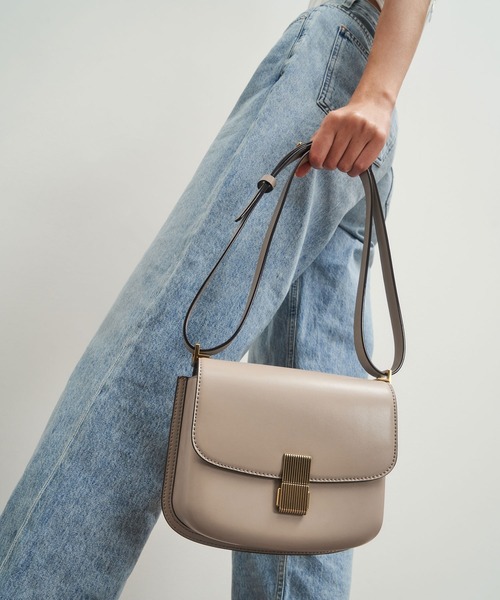 CHARLES & KEITH(チャールズ & キース)の「メタリックプッシュロック ショルダーバッグ / Metallic Push-Lock Shoulder Bag(ショルダーバッグ・レディース・ライトピンク/グリーン/ブラック/サンドベージュ・M)」の14枚目の写真