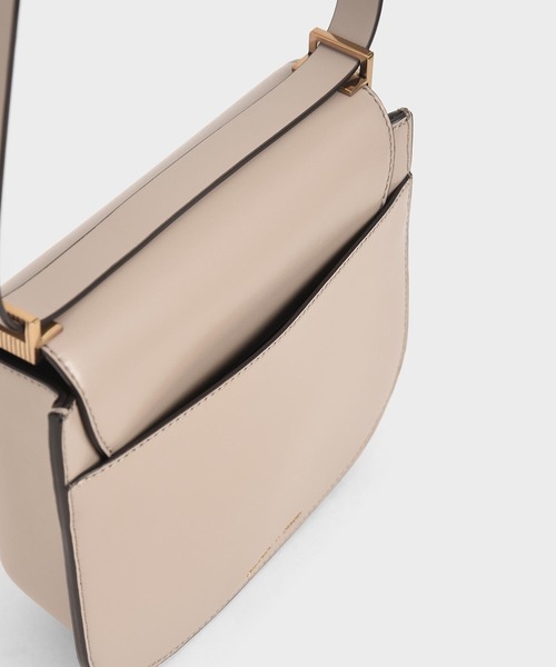CHARLES & KEITH(チャールズ & キース)の「メタリックプッシュロック ショルダーバッグ / Metallic Push-Lock Shoulder Bag(ショルダーバッグ・レディース・ライトピンク/グリーン/ブラック/サンドベージュ・M)」の15枚目の写真