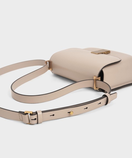 CHARLES & KEITH(チャールズ & キース)の「メタリックプッシュロック ショルダーバッグ / Metallic Push-Lock Shoulder Bag(ショルダーバッグ・レディース・ライトピンク/グリーン/ブラック/サンドベージュ・M)」の17枚目の写真
