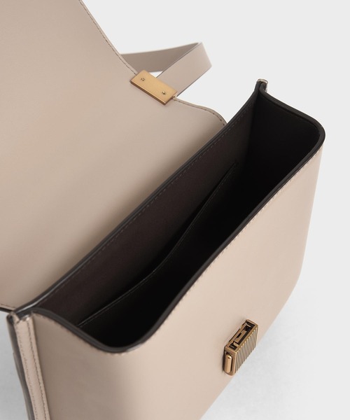CHARLES & KEITH(チャールズ & キース)の「メタリックプッシュロック ショルダーバッグ / Metallic Push-Lock Shoulder Bag(ショルダーバッグ・レディース・ライトピンク/グリーン/ブラック/サンドベージュ・M)」の18枚目の写真