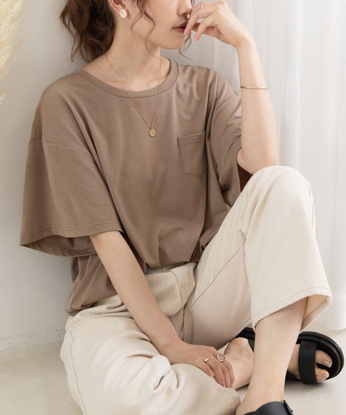 Newlyme（ニューリーミー）の「胸ポケット付きクルーネックｏｒＶネックＴシャツ（Tシャツ/カットソー・レディース・ホワイト/ブラック/カーキ/モカ/ホワイト系その他/ブラック系その他/ブラウン系その他/グリーン系その他・MEDIUM/LARGE）」の5枚目の写真