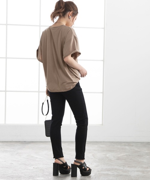 Newlyme（ニューリーミー）の「胸ポケット付きクルーネックｏｒＶネックＴシャツ（Tシャツ/カットソー・レディース・ホワイト/ブラック/カーキ/モカ/ホワイト系その他/ブラック系その他/ブラウン系その他/グリーン系その他・MEDIUM/LARGE）」の20枚目の写真