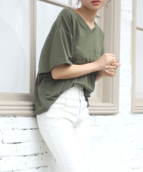 Newlyme（ニューリーミー）の「胸ポケット付きクルーネックｏｒＶネックＴシャツ（Tシャツ/カットソー・レディース・ホワイト/ブラック/カーキ/モカ/ホワイト系その他/ブラック系その他/ブラウン系その他/グリーン系その他・MEDIUM/LARGE）」の22枚目の写真