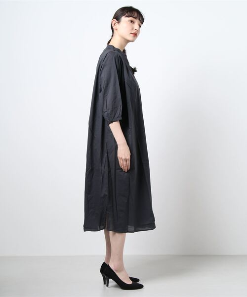 Samansa Mos2 blue(サマンサモスモスブルー)の「ショルダーギャザーワンピース(ワンピース・レディース・ベージュ/サックスブルー/チャコール・フリ-)」の5枚目の写真