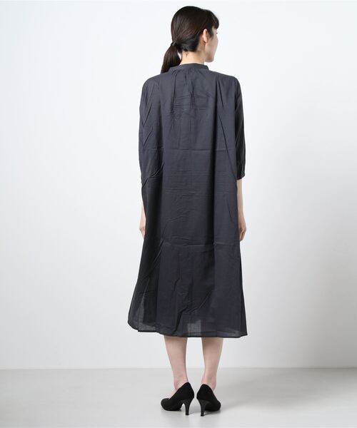 Samansa Mos2 blue(サマンサモスモスブルー)の「ショルダーギャザーワンピース(ワンピース・レディース・ベージュ/サックスブルー/チャコール・フリ-)」の4枚目の写真