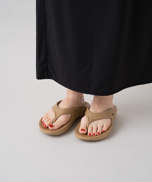 LOUNGEDRESS（ラウンジドレス）の「【OOFOS/ウーフォス】Original サンダル（サンダル・レディース・モカ/ブラック/ベージュ・22cm/24cm/25cm/26cm/23cm）」の10枚目の写真