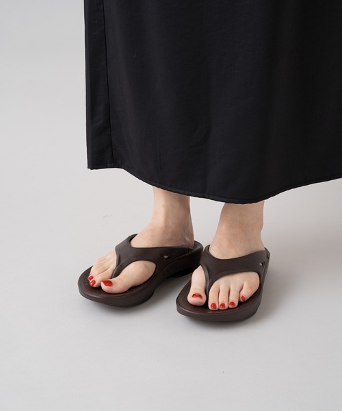 LOUNGEDRESS（ラウンジドレス）の「【OOFOS/ウーフォス】Original サンダル（サンダル・レディース・モカ/ブラック/ベージュ・22cm/24cm/25cm/26cm/23cm）」の11枚目の写真