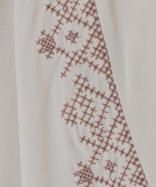 notch.(ノッチ)の「刺繍入りブラウス(シャツ/ブラウス・レディース・オフホワイト/ブルー/ブラウン/ベージュ・M)」の8枚目の写真