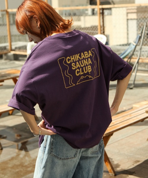 CHIKABA（チカバ）の「【CHIKABA SAUNA CLUB】高密度天竺オーバーサイズ半袖バックプリントTシャツ（Tシャツ/カットソー・レディース・ベージュ/ホワイト系1/ベージュ系1/パープル系/ブラック/ホワイト系/ベージュ系/ホワイト/ブルー/ブラック系1/ブルー系1/パープル/ブラック系/ブルー系/パープル系1・LARGE/MEDIUM）」の14枚目の写真