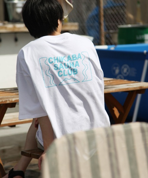 CHIKABA（チカバ）の「【CHIKABA SAUNA CLUB】高密度天竺オーバーサイズ半袖バックプリントTシャツ（Tシャツ/カットソー・レディース・ベージュ/ホワイト系1/ベージュ系1/パープル系/ブラック/ホワイト系/ベージュ系/ホワイト/ブルー/ブラック系1/ブルー系1/パープル/ブラック系/ブルー系/パープル系1・LARGE/MEDIUM）」の2枚目の写真