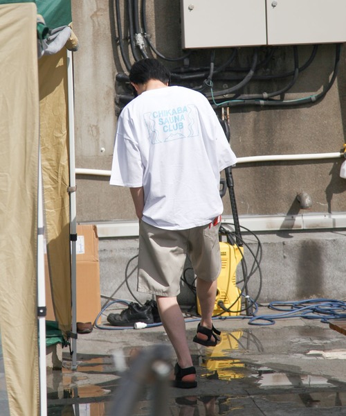 CHIKABA（チカバ）の「【CHIKABA SAUNA CLUB】高密度天竺オーバーサイズ半袖バックプリントTシャツ（Tシャツ/カットソー・レディース・ベージュ/ホワイト系1/ベージュ系1/パープル系/ブラック/ホワイト系/ベージュ系/ホワイト/ブルー/ブラック系1/ブルー系1/パープル/ブラック系/ブルー系/パープル系1・LARGE/MEDIUM）」の17枚目の写真