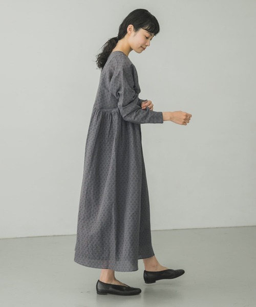 かぐれ（カグレ）の「綿麻小紋プリントワンピース（ワンピース・レディース・チャコールグレー/ブルー・FREE）」の19枚目の写真