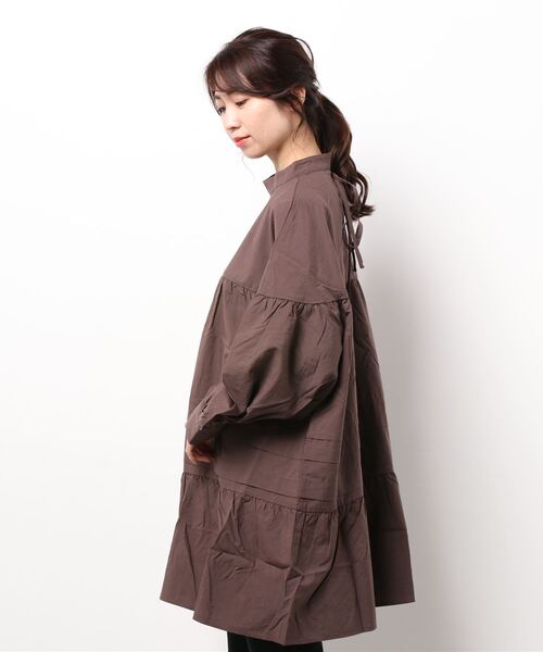LOWRYS FARM(ローリーズファーム)の「タックティアードチュニックLS 235986(シャツ/ブラウス・レディース・ホワイト/ブラック/ブラウン・FREE)」の5枚目の写真