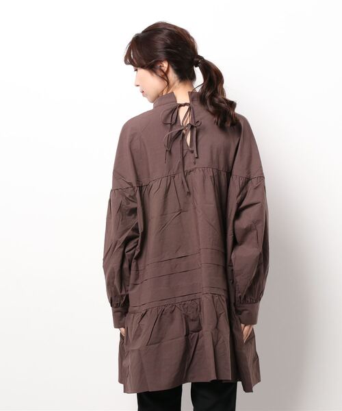 LOWRYS FARM(ローリーズファーム)の「タックティアードチュニックLS 235986(シャツ/ブラウス・レディース・ホワイト/ブラック/ブラウン・FREE)」の4枚目の写真